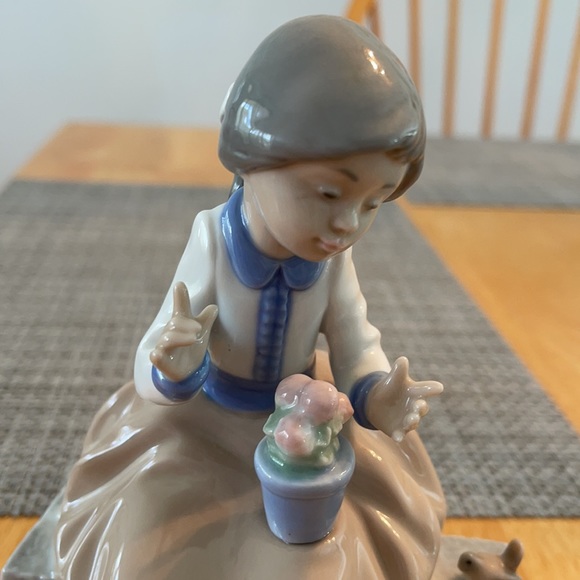 Lladro Figurine of girl on bench with birds - Picture 2 of 5